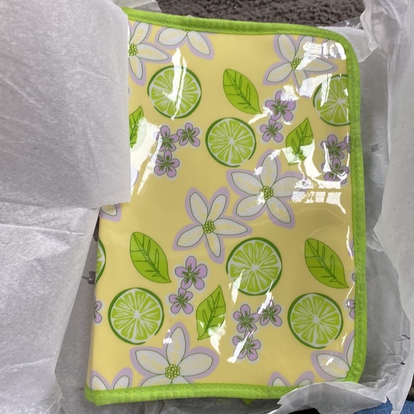 NWT Avon Travel Case New Green & Yellow Makeup Cosmetics Bag Pouch NEW - Picture 3 of 11